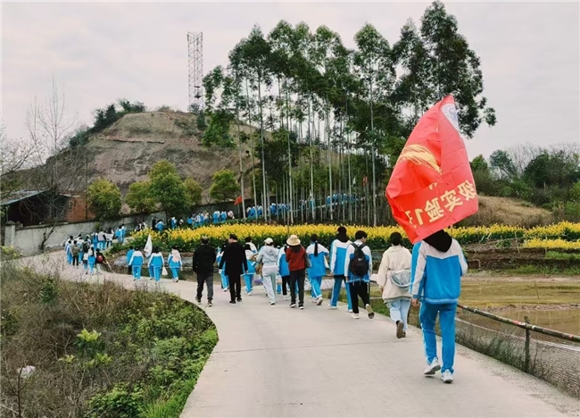 县职教中心“拥抱春光 磨砺青春”师生户外远足活动不朽情缘网站用脚步丈量梦想 用激情诠释青春-荣(图3)